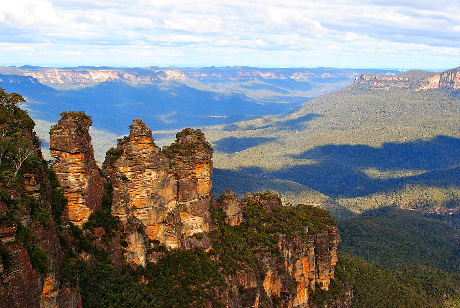 1280px-Three_Sisters_-Blue_Mountains,_New_South_Wales,_Australia-20July2012.jpg