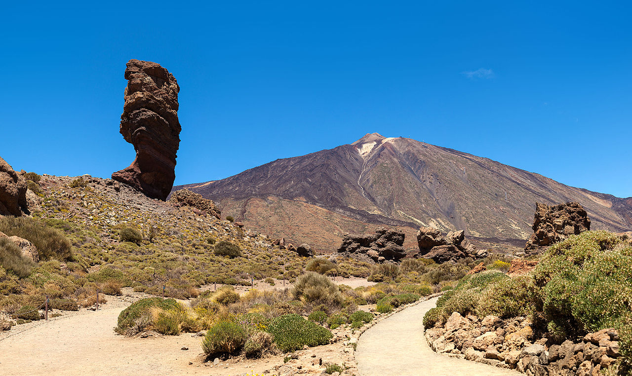 Roque_Cinchado_und_Teide.jpg