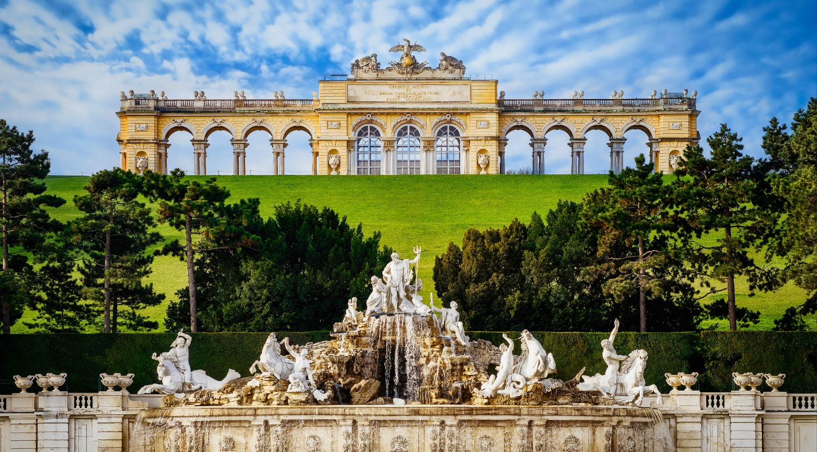 Neptune_Fountain_Schönbrunn1.jpg