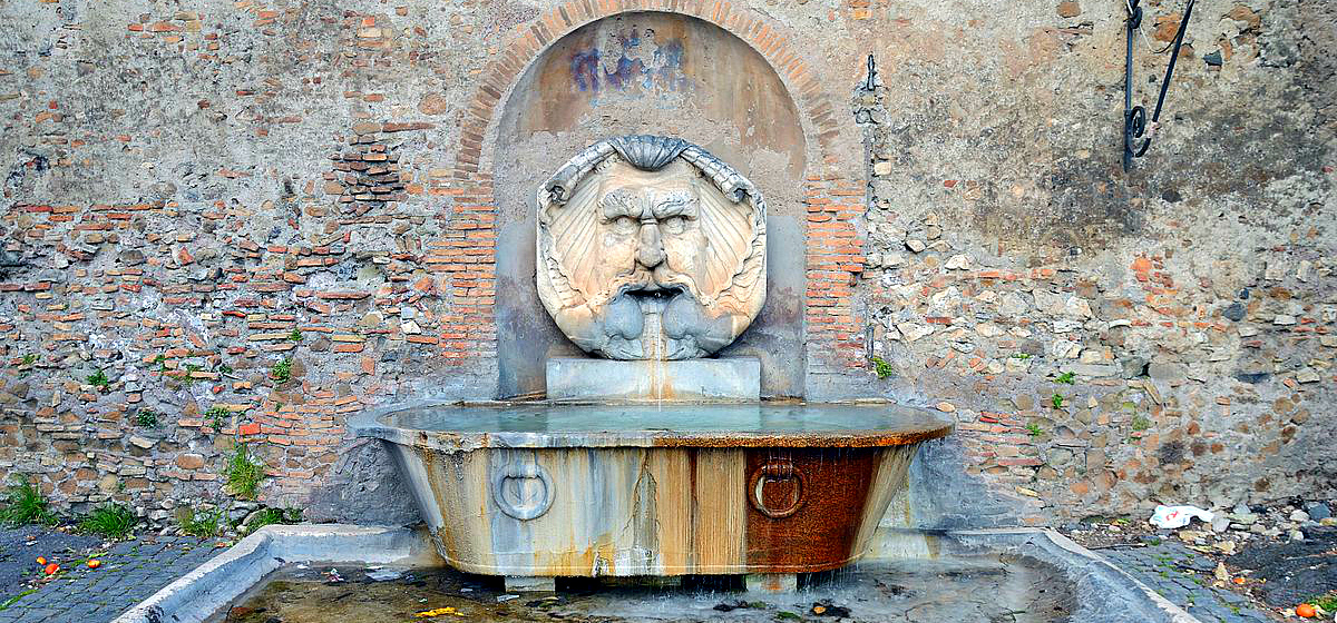 Fontana_del_Mascherone_di_Santa_Sabina1.jpg